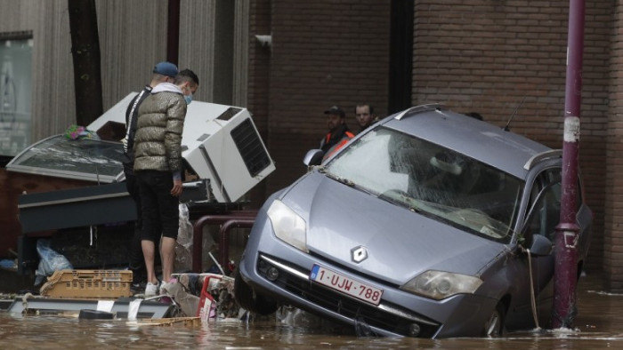 Двама загинали и десетки разрушени къщи след пороите в Белгия