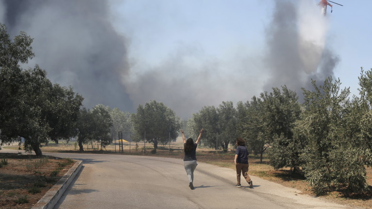 Евакуирани хотели след голям пожар на о. Самос в Гърция