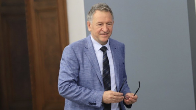 Служебният здравен министър Стойчо Кацаров продължи да твърди че е