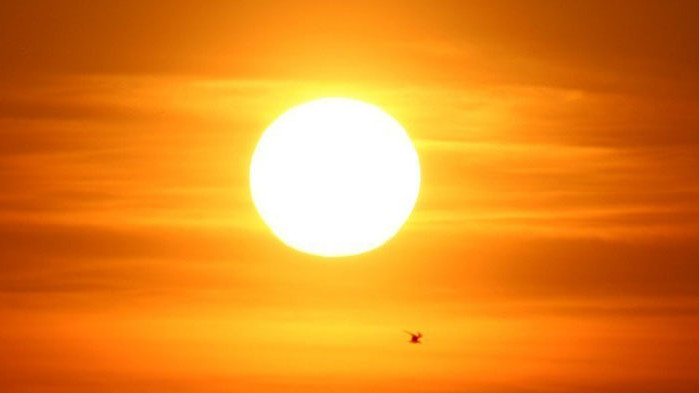 Времето ще е предимно слънчево и отново горещо. Около и след