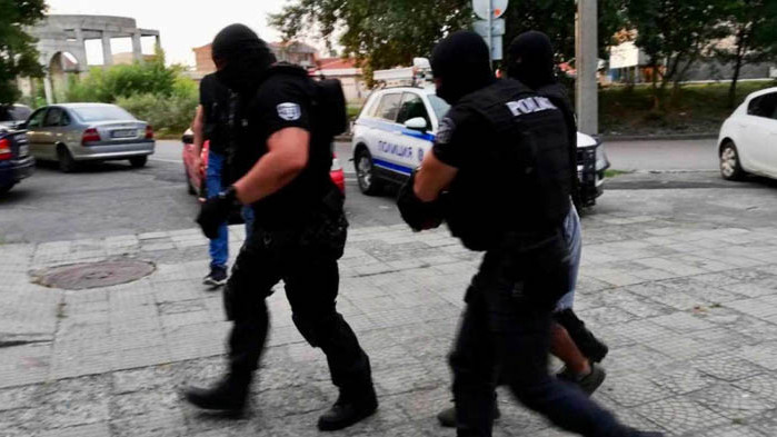 Спецакция в Бургас: Десетки арестувани в циганската махала, а в къщите им открити...