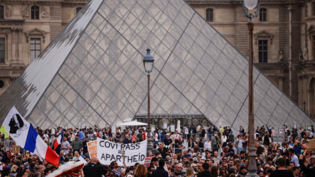 Над 100 000 души протестираха във Франция в събота срещу последните