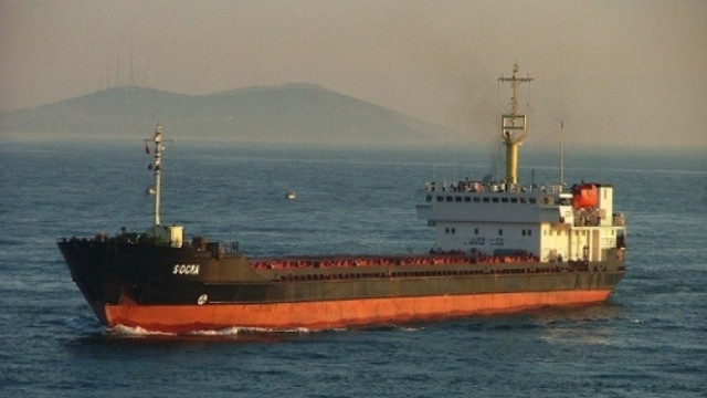 Товарен кораб с членове на екипажа които вероятно са се