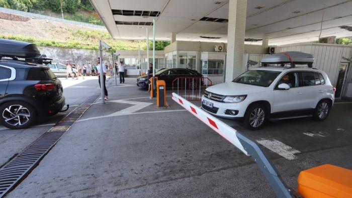 Огромна колона от автомобили се образува на влизане от Сърбия