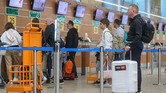 Проливни дъждове превърнаха в езеро летище Шереметиево в Москва, предаде