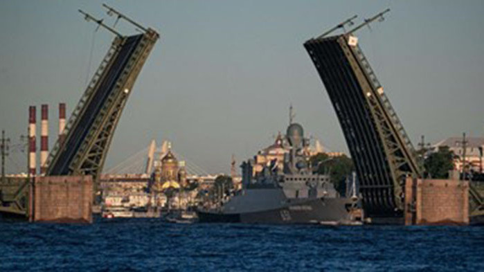 Традиционният военноморски парад в Санкт Петербург тази година ще е