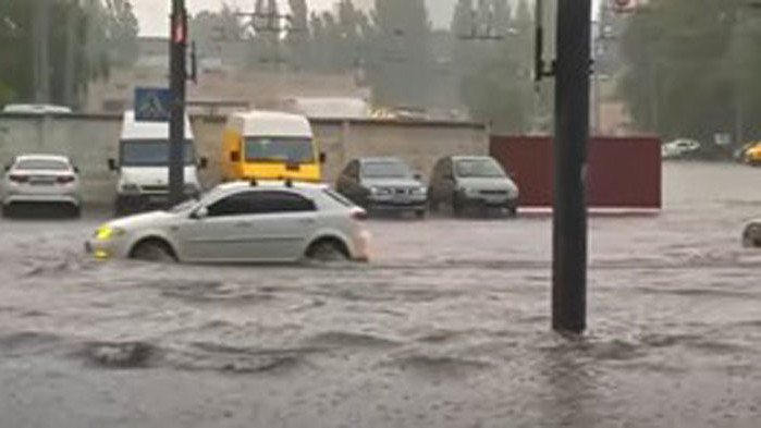 Силен ураган наводни Киев днес. Вятърът събори дървета, много улици