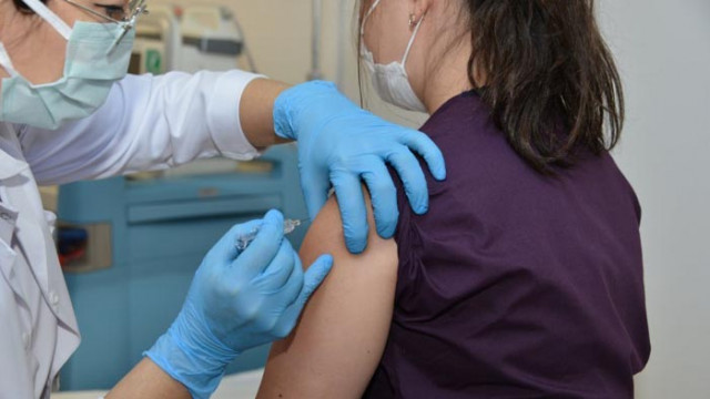 В 13 имунизационни пункта във Варна се поставят ваксини срещу
