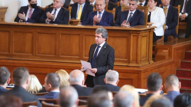 Този парламент който нареди българският народ е по различен от предишния