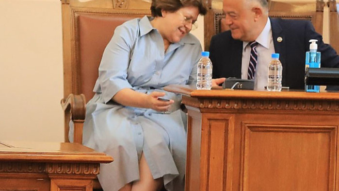 Чанта на френската модна луксозна марка Givenchy разходи из кулоарите