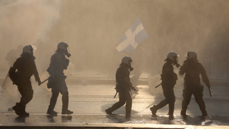 Сълзотворен газ и водни оръдия срещу антиваксъри в Атина
