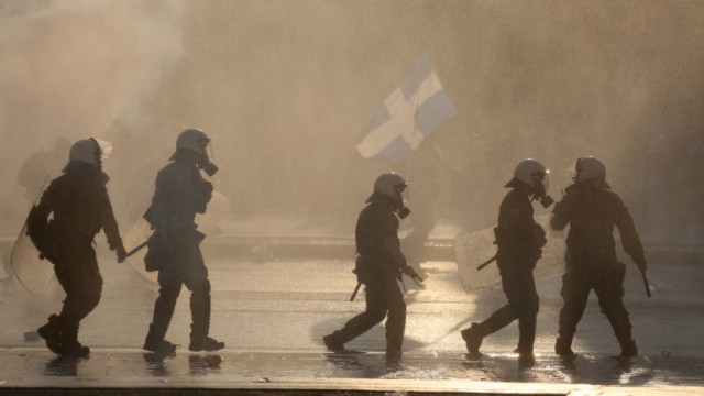 Полицията в Гърция използва сълзотворен газ и водни оръдия за