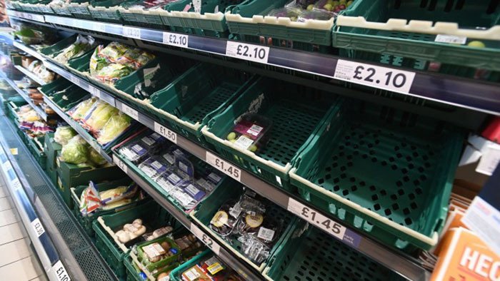 Празни рафтове в супермаркетите във Великобритания заради висок брой карантинирани работници