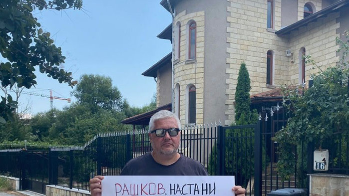 Недялко Недялков зове Рашков са настани бездомници в палатите си