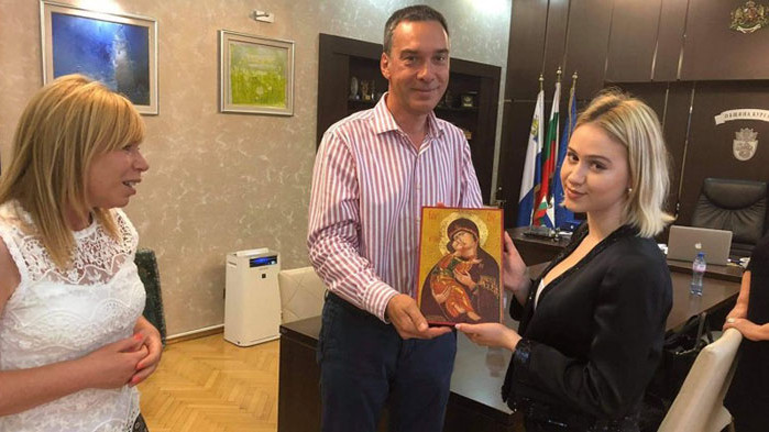 Мария Бакалова остана очарована от Бургас, получи подарък от кмета Димитър Николов