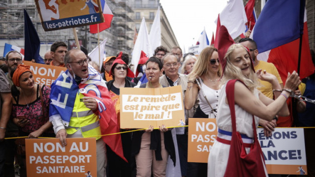 Стотици демонстранти се събраха на площад Трокадеро в Париж за