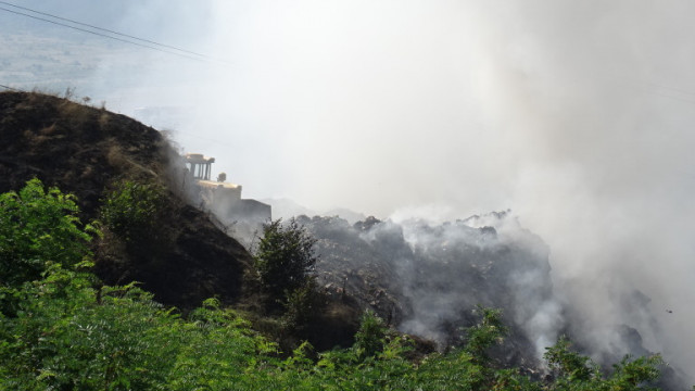 Огнеборците продължават работа за пълно потушаване на пожара възникнал на