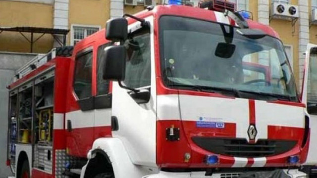 Два пожара бушуват край благоевградското село Бучино По големият от тях
