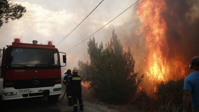 Големи пожари бушуват в Гърция а ситуацията е допълнително усложнена от силните