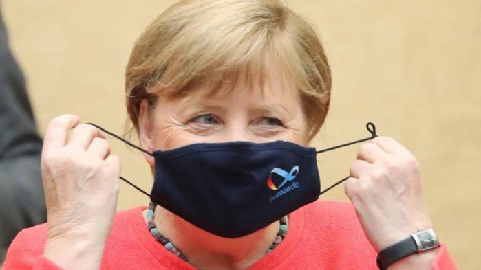 Меркел с маска за пръв път от началото на епидемията