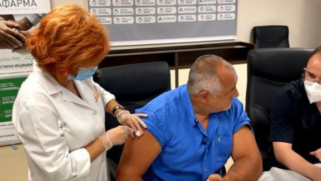 Д-р Митев: Борисов се ваксинира, феновете на конспирациите да видят, че политиците не се страхуват