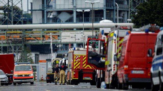 Пожарникари са предотвратили втора експлозия в химически завод в западния