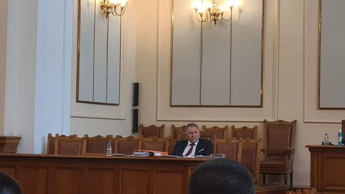 Служебният здравен министър Стойчо Кацаров се настани в премиерския стол.
