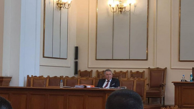 Служебният здравен министър Стойчо Кацаров се настани в премиерския стол