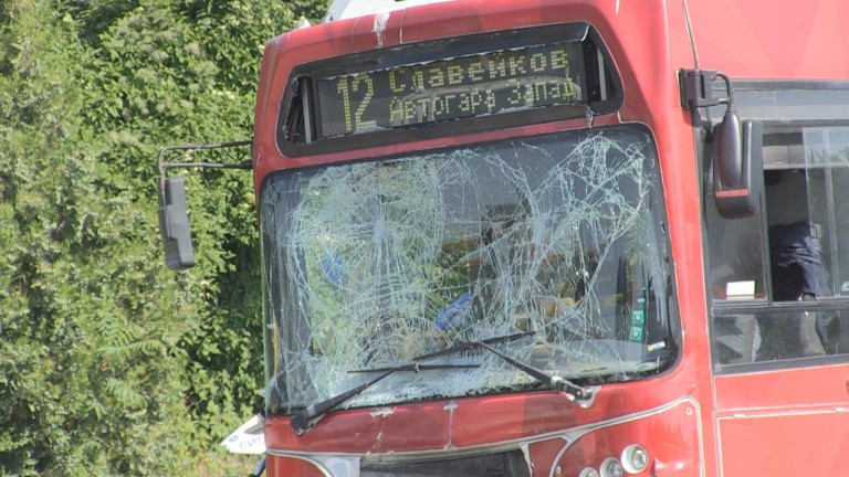 Автобус от градския транспорт в Бургас е катастрофирал на оживения булевард