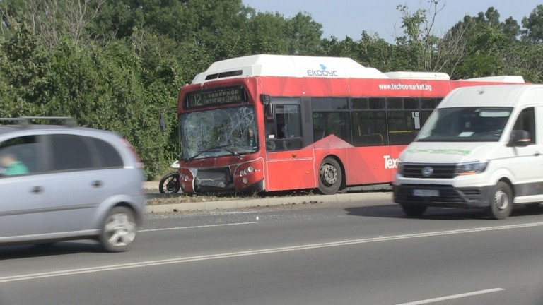 Автобус в Бургас помете 10 метра бордюр и 2 стълба