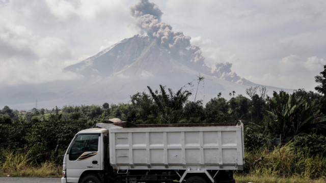 Вулкан на остров Суматра в Индонезия в сряда изхвърли колони от пепел и