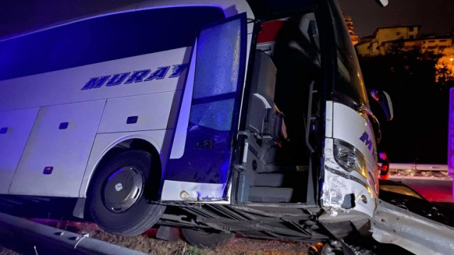 Катастрофа между румънски автобус с туристи и лек автомобил е