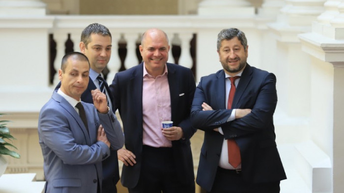 Фейсбукът на Трифонов обвини Христо Иванов, че взривява обстановката и засилва страната към избори