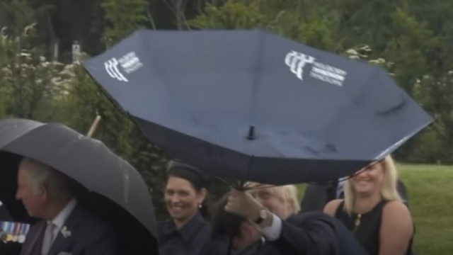 В конфузна ситуация с чадъра си попадна британският премиер Борис