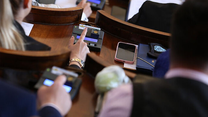 Половината кабинет на парламентарен контрол
