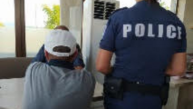 Трима извършители на телефонни измами и техен помагач са задържани