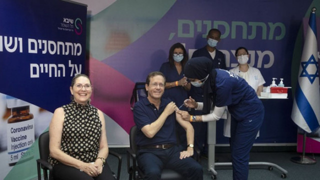 Израелският президент Ицхак Херцог получи трета доза от ваксината срещу