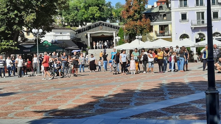 Общинският съвет на Ловеч е приел вчера да освободи ресторантите