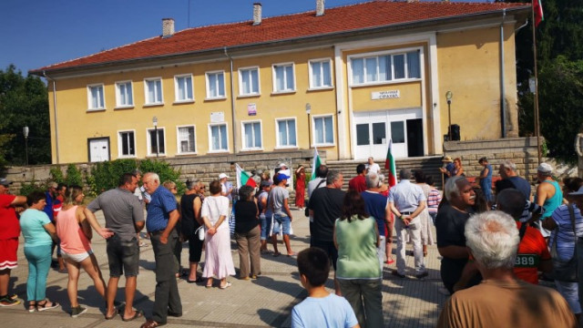 Жители на с Кръстевич излязоха на мирен протест в центъра