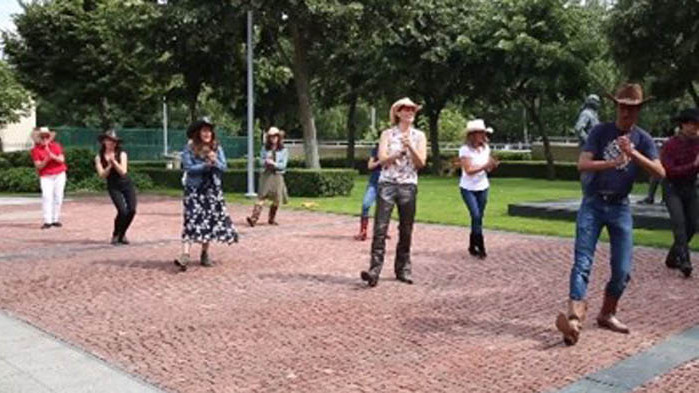 Посланик Мустафа танцува с каубойска шапка за 4 юли (ВИДЕО)