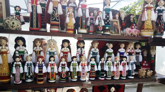 Варненка разнася красотата на българската народна носия по цял свят