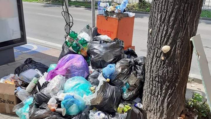 Граждани използват кошовете за боклук по спирките за контейнери за битови отпадъци