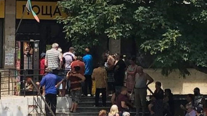 Пенсионери окупираха пощата във Варна