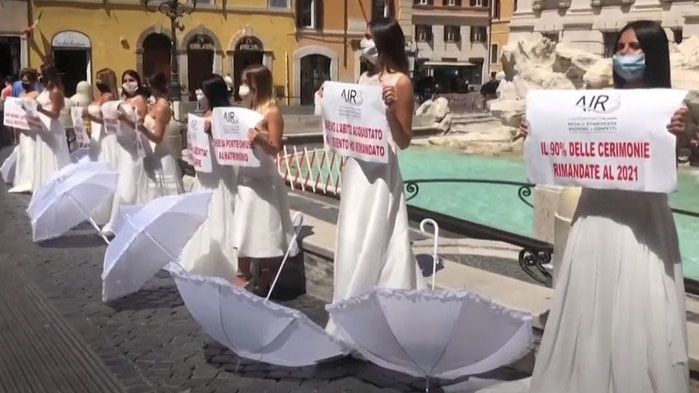 Бъдещи младоженки протестираха против отлагането на сватбите в Италия (ВИДЕО)