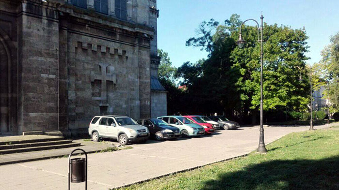 Разрешено ли е паркирането зад Катедралата във Варна и за кого?