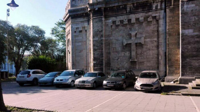 Разрешено ли е паркирането зад Катедралата във Варна и за кого?