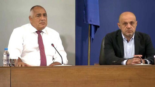 Борисов: Ние затваряме дискотеки, а президентът Радев прави протести!
