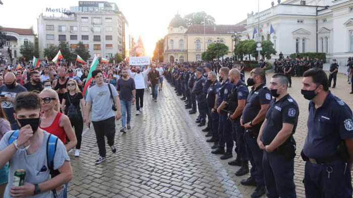 Протестът не мина без провокация! Част от агитката на Радев разкъса кордона