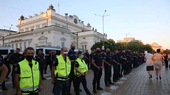 ГЕРБ с декларация срещу погрома, извършен от провокатори