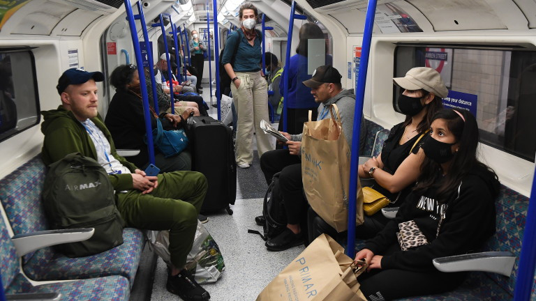 Великобритания сваля карантината за 70 държави, Джонсън иска задължително носене на маски